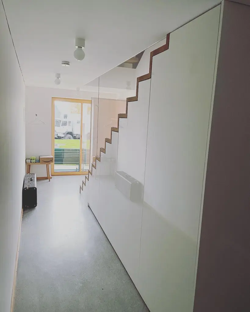 Garderobenschrank unter Stiege von der David Walch Möbeltischlerei aus Bludesch